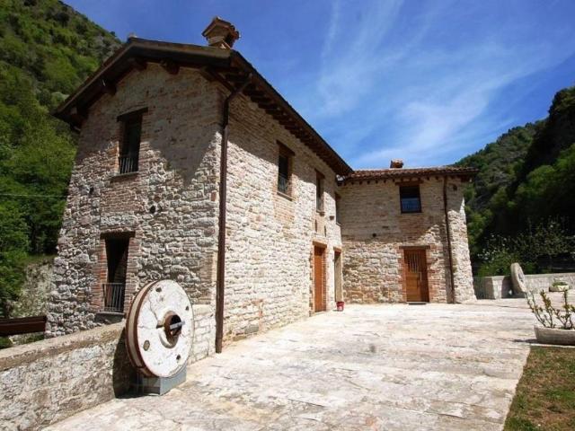 Palazzo / Stabile in vendita a Gubbio PG