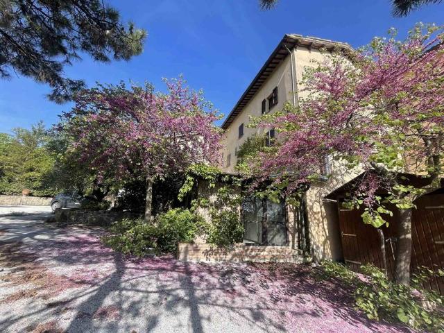 Palazzo / Stabile in vendita a Gubbio PG