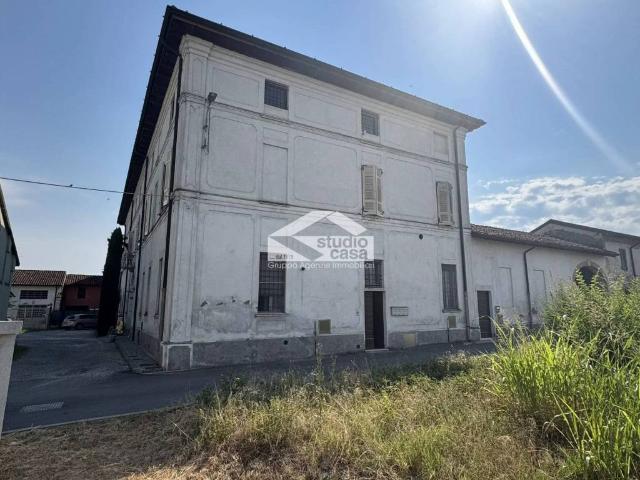 Palazzo / Stabile in vendita a Genivolta CR