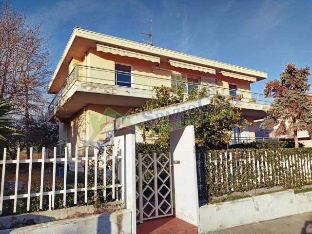 Palazzo / Stabile in vendita a Giulianova TE