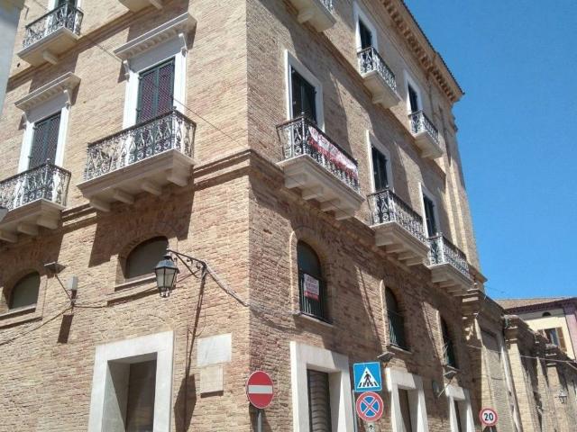Palazzo / Stabile in vendita a Giulianova TE