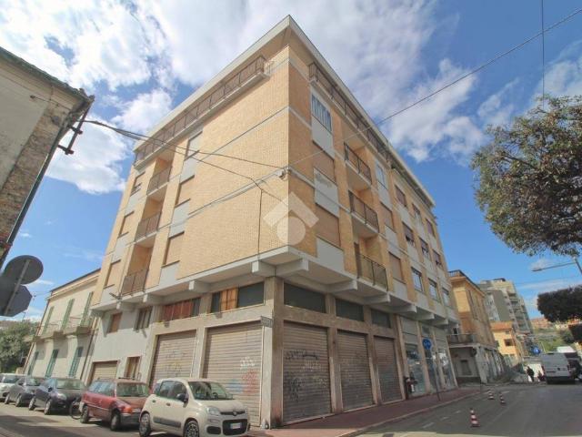 Palazzo / Stabile in vendita a Giulianova TE