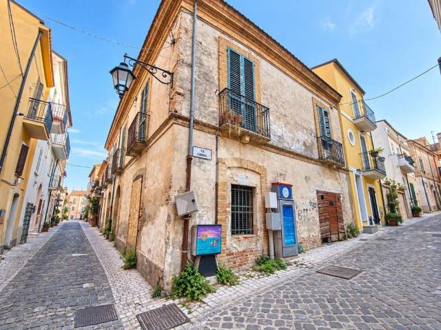 Palazzo / Stabile in vendita a Giulianova TE