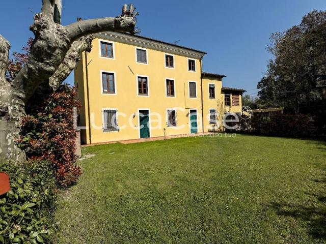 Palazzo / Stabile in vendita a Lucca LU