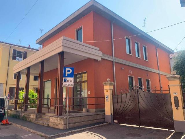 Palazzo / Stabile in vendita a Langhirano PR