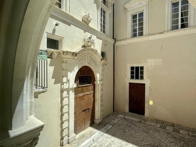Palazzo / Stabile in vendita a L'Aquila AQ