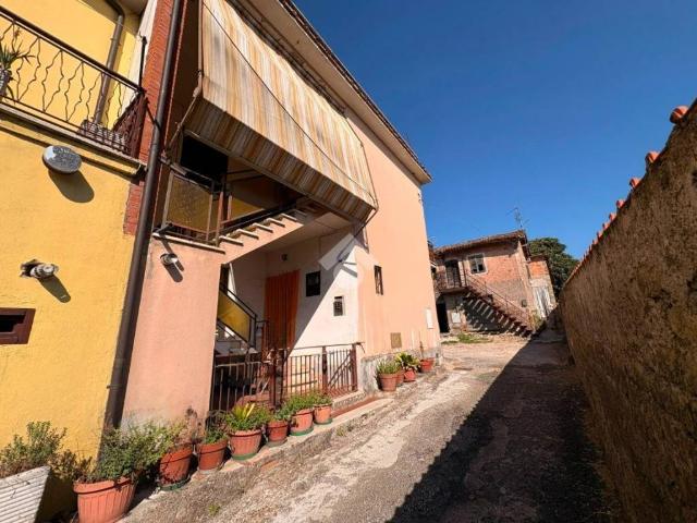 Palazzo / Stabile in vendita a Lariano RM