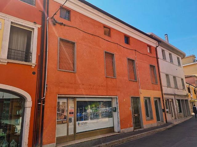 Palazzo / Stabile in vendita a Latisana UD