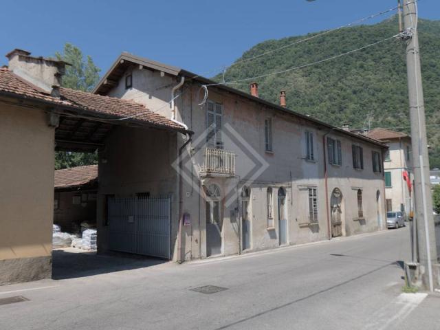 Palazzo / Stabile in vendita a Laveno Mombello VA