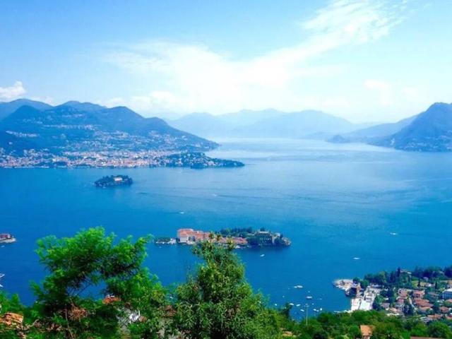 Palazzo / Stabile in vendita a Leggiuno VA