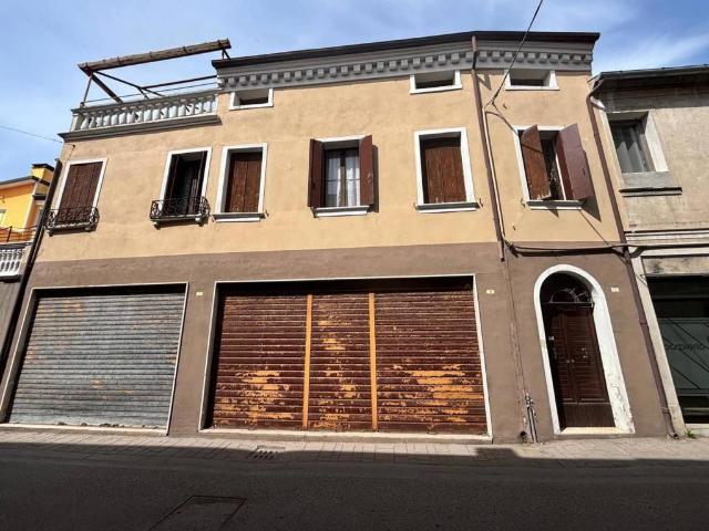 Palazzo / Stabile in vendita a Lendinara RO