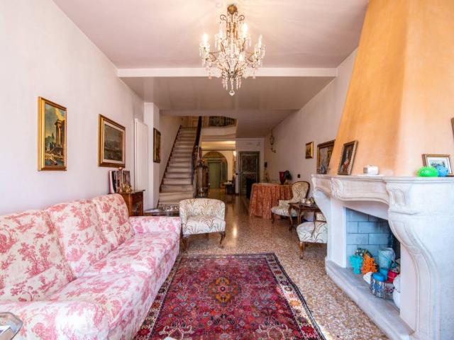 Palazzo / Stabile in vendita a Padova PD