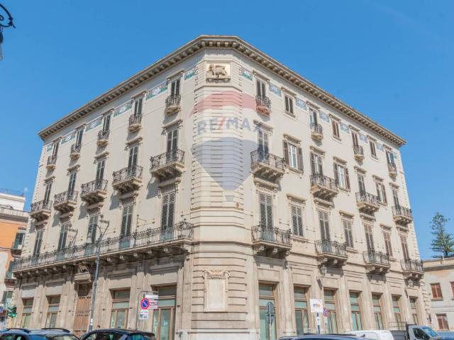 Palazzo / Stabile in vendita a Palermo PA