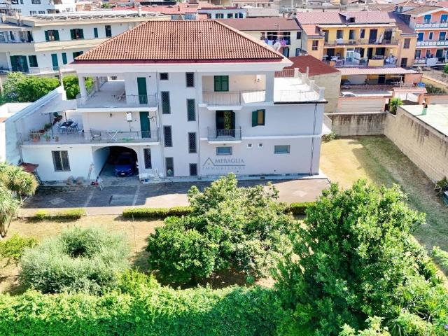 Palazzo / Stabile in vendita a Parete CE