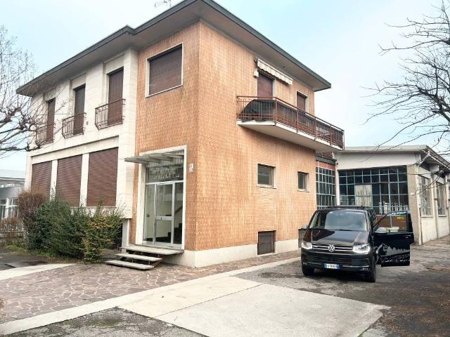 Palazzo / Stabile in vendita a Pero MI