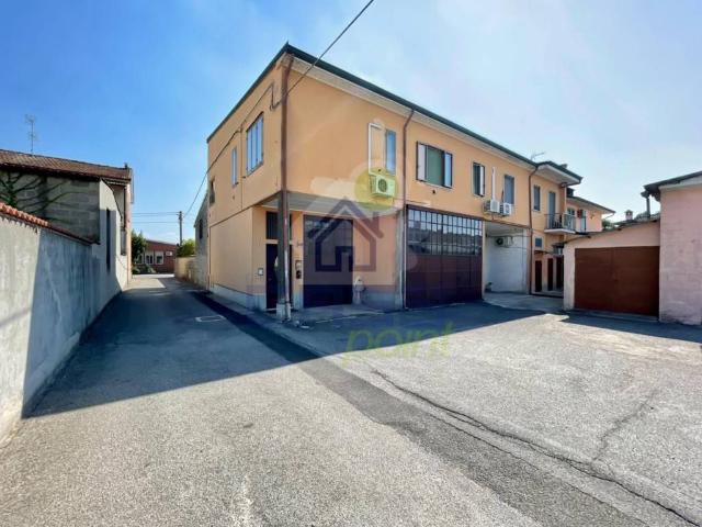 Palazzo / Stabile in vendita a Pieve Porto Morone PV