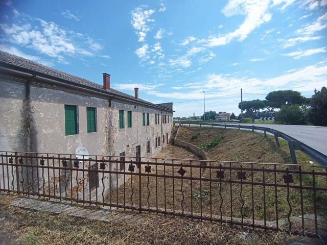Palazzo / Stabile in vendita a Porto Viro RO