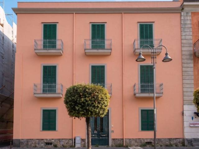 Palazzo / Stabile in vendita a Pozzuoli NA