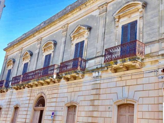 Palazzo / Stabile in vendita a Presicce Acquarica LE