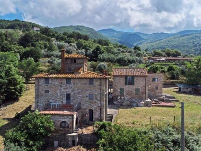 Palazzo / Stabile in vendita a Reggello FI