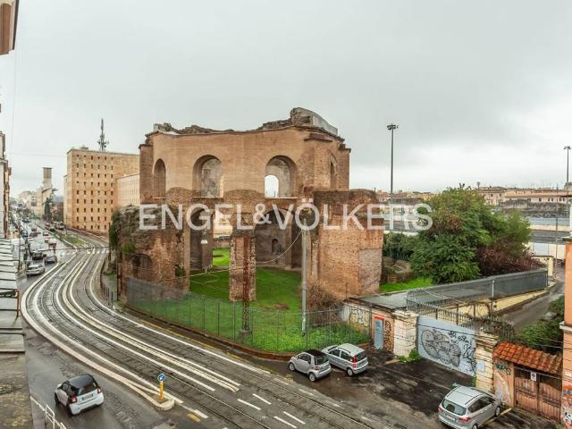 Palazzo / Stabile in vendita a Roma RM