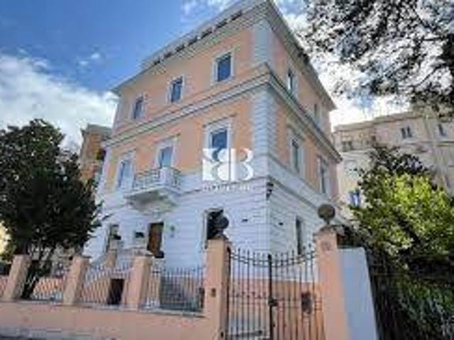 Palazzo / Stabile in vendita a Roma RM