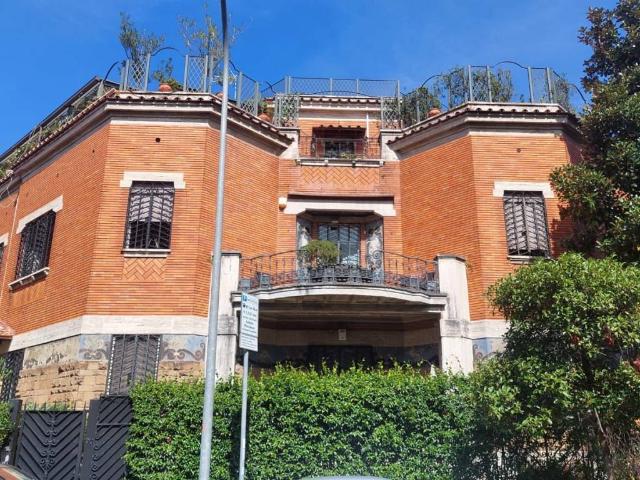 Palazzo / Stabile in vendita a Roma RM
