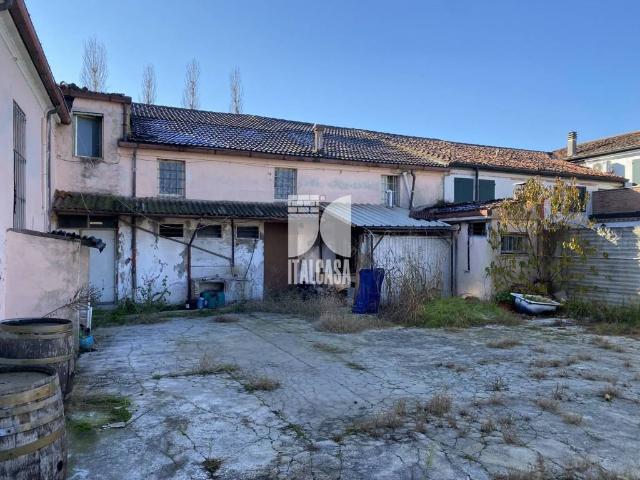 Palazzo / Stabile in vendita a Roncoferraro MN