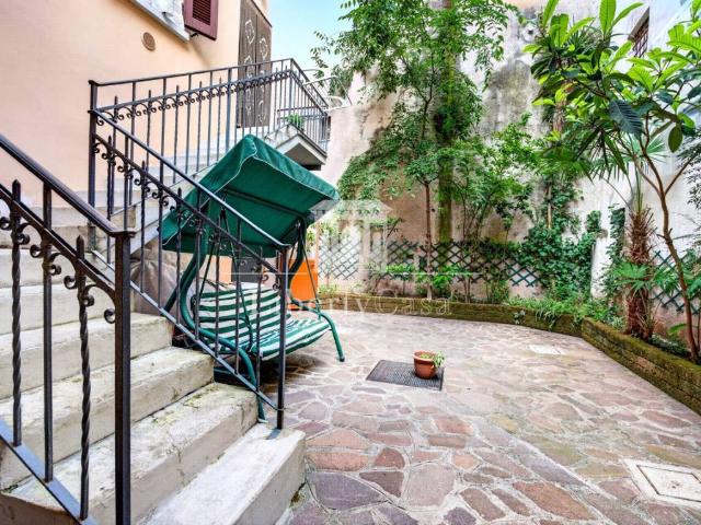 Palazzo / Stabile in vendita a Salò BS