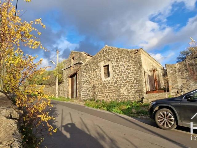 Palazzo / Stabile in vendita a Santa Maria di Licodia CT