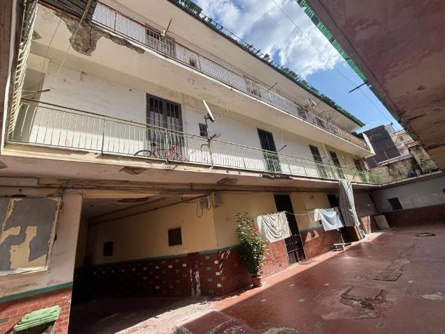 Palazzo / Stabile in vendita a Sant'Antimo NA