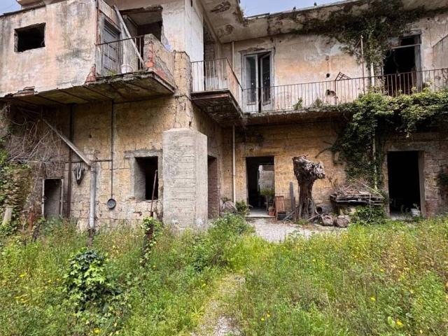 Palazzo / Stabile in vendita a Sant'Antimo NA