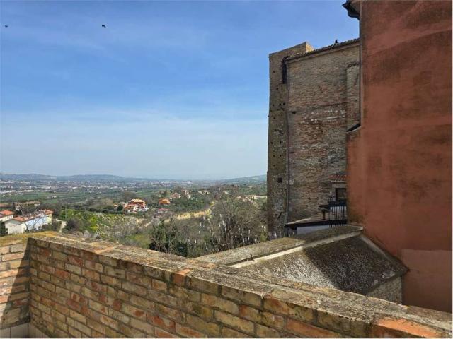 Palazzo / Stabile in vendita a Sant'Omero TE