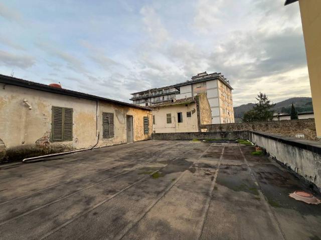Palazzo / Stabile in vendita a Signa FI
