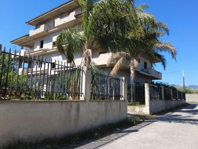 Palazzo / Stabile in vendita a Siderno RC