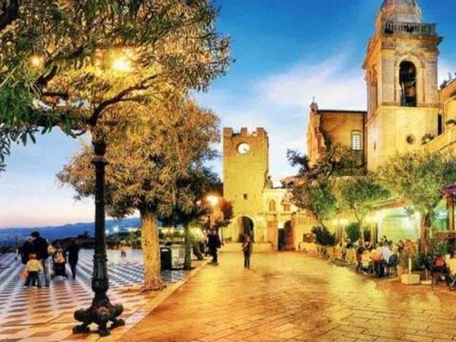 Palazzo / Stabile in vendita a Taormina ME