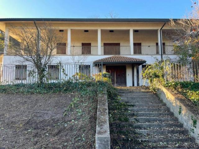 Palazzo / Stabile in vendita a Teolo PD