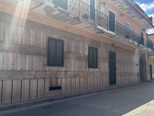 Palazzo / Stabile in vendita a Trentola Ducenta CE