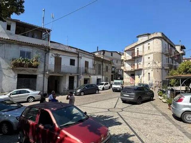 Palazzo / Stabile in vendita a Vallefiorita CZ
