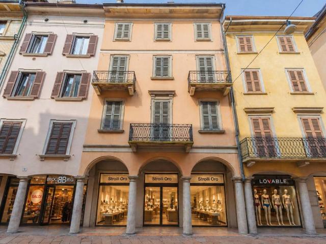 Palazzo / Stabile in vendita a Varese VA