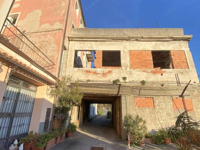 Palazzo / Stabile in vendita a Vezzi Portio SV