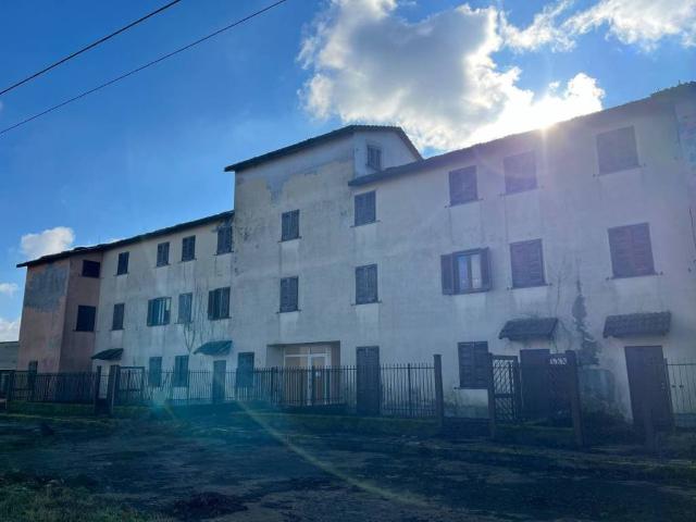 Palazzo / Stabile in vendita a Vicolungo NO