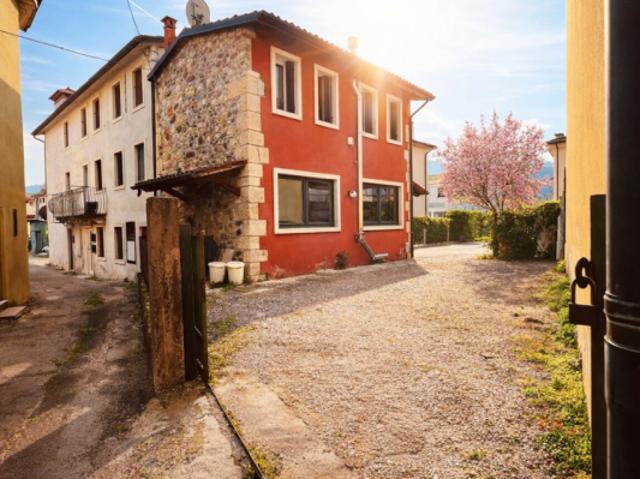 Palazzo/Stabile in Vendita a Cornedo Vicentino