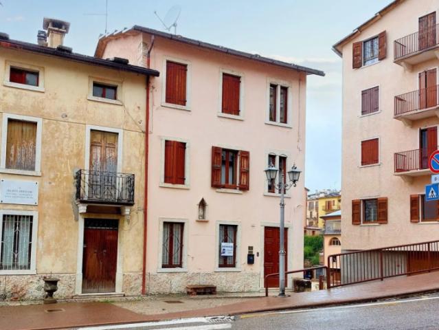 Palazzo/Stabile in Vendita a Bosco Chiesanuova