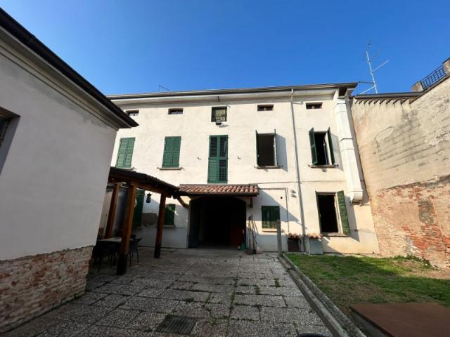 Palazzo/Stabile in Vendita a Gualtieri