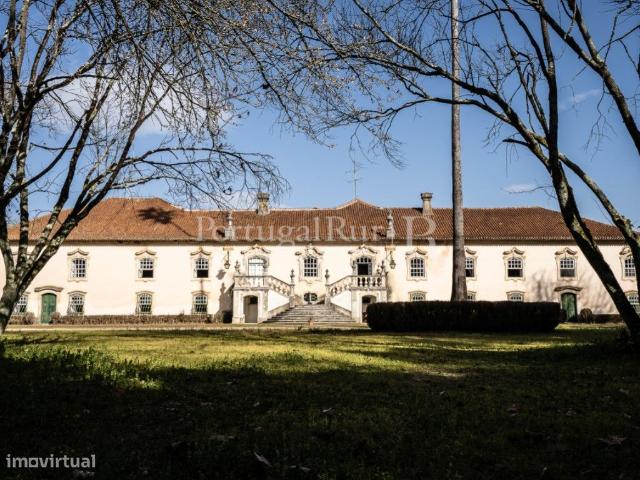 Palcio do sc. XVIII, situado numa lindssima quinta com 43 hectar.