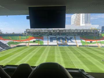 Palco en el Estadio de Le?n al centro de la cancha con 6 Butacas de piel