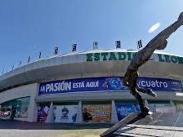Palco en el Estadio de Le?n al centro de la cancha con 6 Butacas de piel