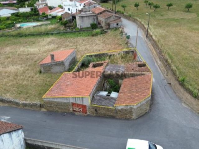 Palheiros com terreno em Monte Fidalgo