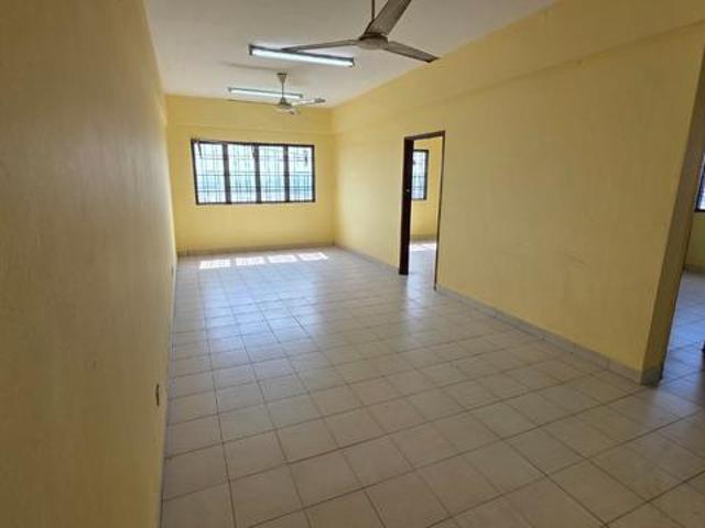 Palm Garden Apartment Klang Corner Unit for Sale Well Maintained Unit